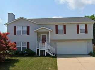 39 Rounds Rd, Bloomington, IL 61704