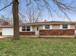 945 Hiawatha Dr, Elgin, IL 60120