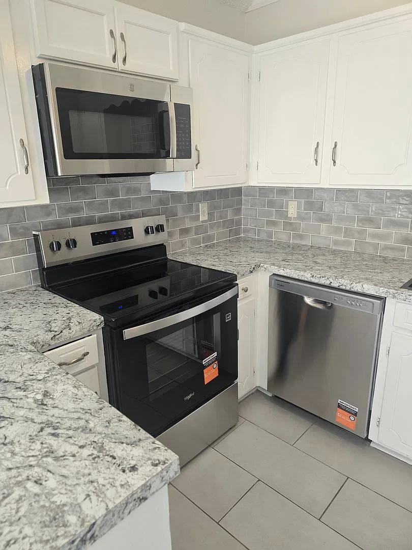 Refurbished 4 bedroom 2 bath — Photo 3