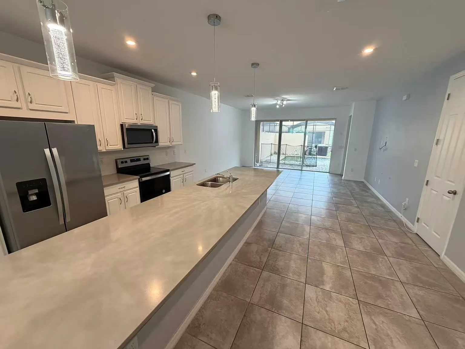 3 bed, 3.5 bath, 1978 sqft, $2,300 — Photo 4