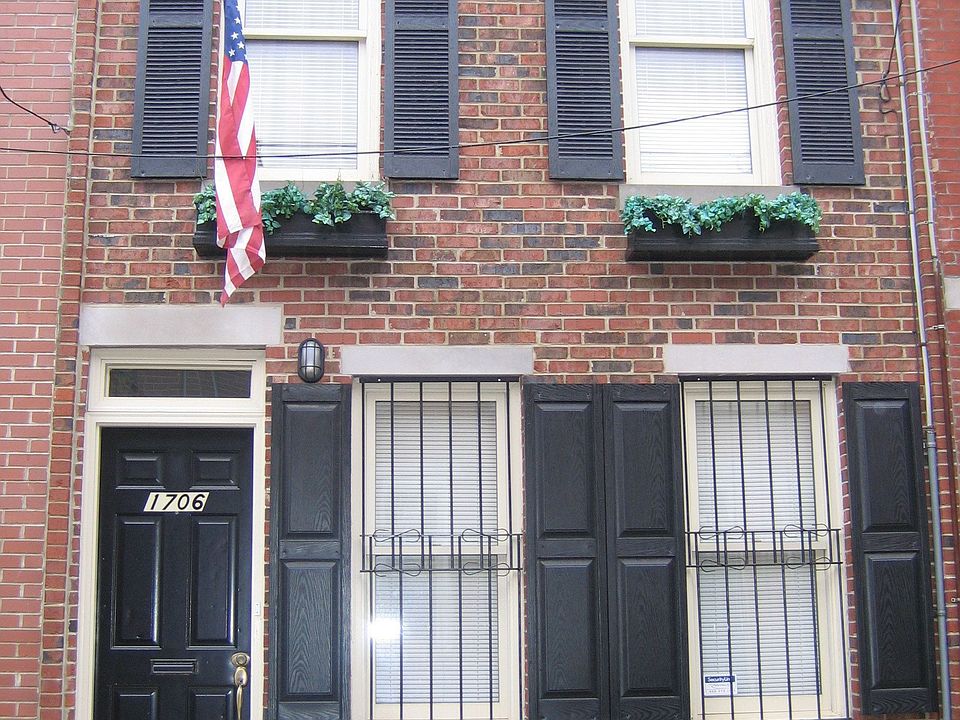 5 minute walk to Rittenhouse Sq.