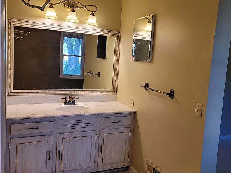 1876 W Holly St — Photo 21