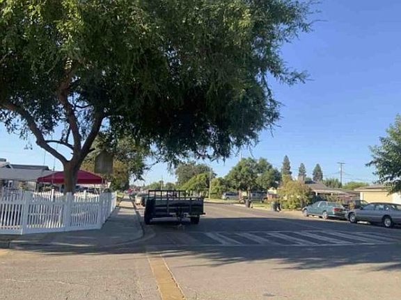 Exterior Neighborhood (street photo)