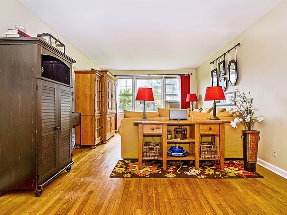 5th image of 109 N Broadway APT K1