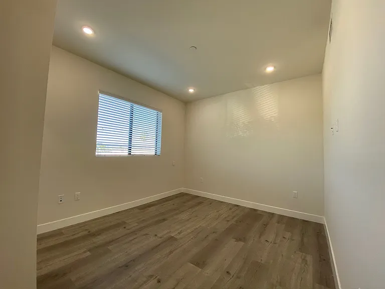 18529 Calvert St — Photo 20