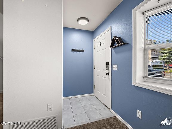 3rd image of 4819 Klamath Falls Ln