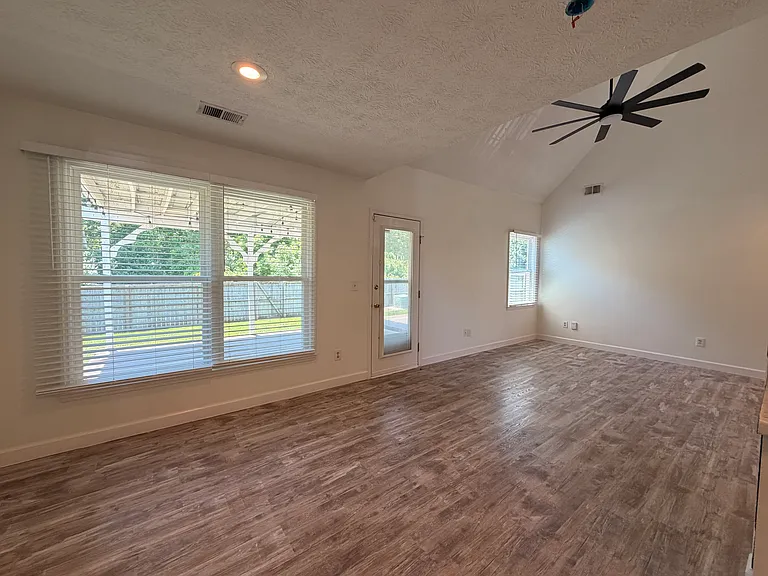 1819 Timber Creek Dr — Photo 8