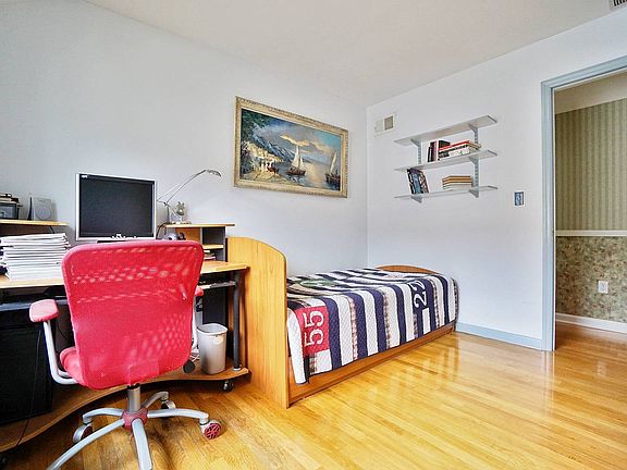 3rd image of 161B Ainsworth Ave