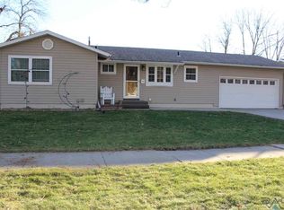 833 E Pam Rd, Sioux Falls, SD 57105
