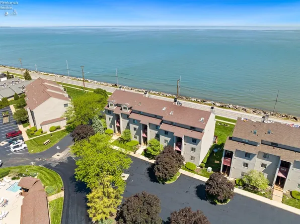 503 W Lakeshore Dr APT C5, Pt Clinton, OH 43452