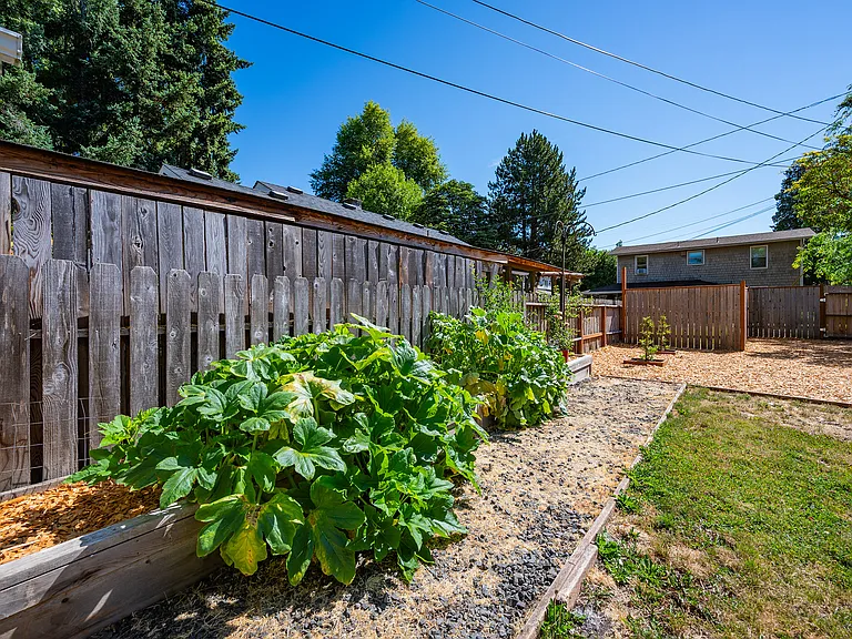 2431 Potter St — Photo 28