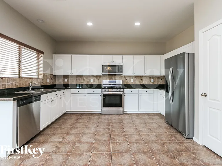 888 E Desert Rose Trl — Photo 3