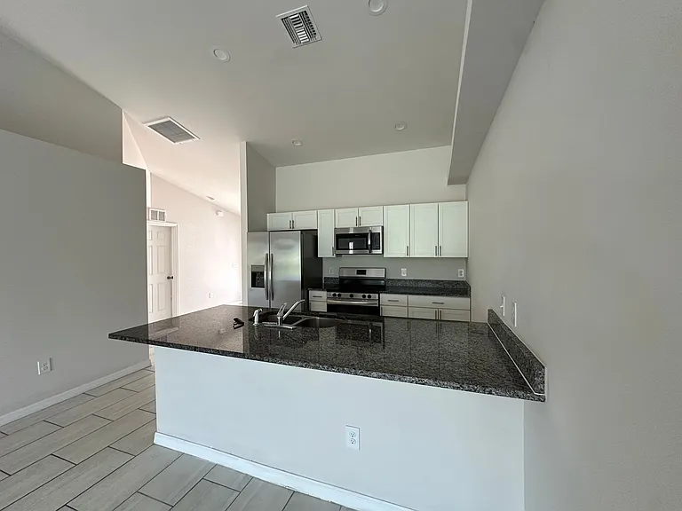 606 SE 8th St #606 — Photo 17