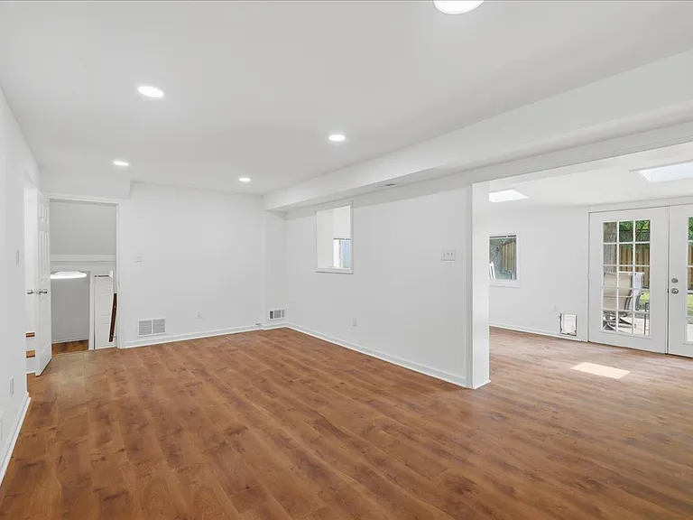 709 N Pryor St — Photo 13