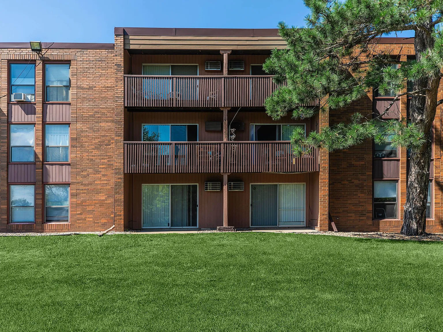 Holiday Acres Apartments — Photo 2