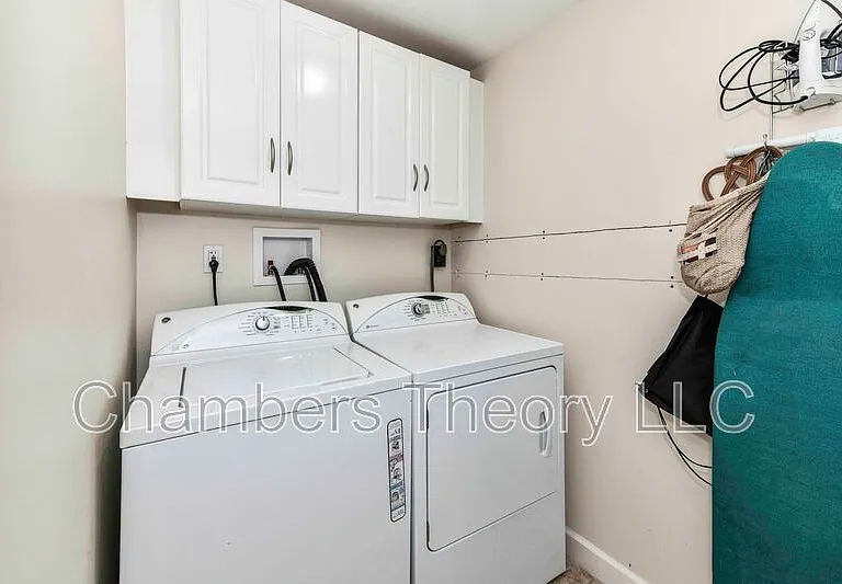 123 S Dickenson Ave — Photo 26