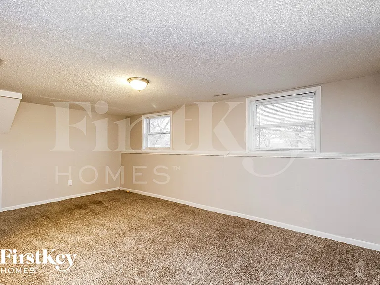 4900 N Sycamore Dr — Photo 7