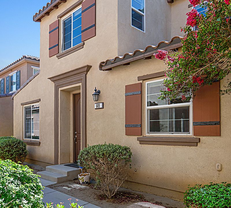 1st image of 609 Calle Vibrante