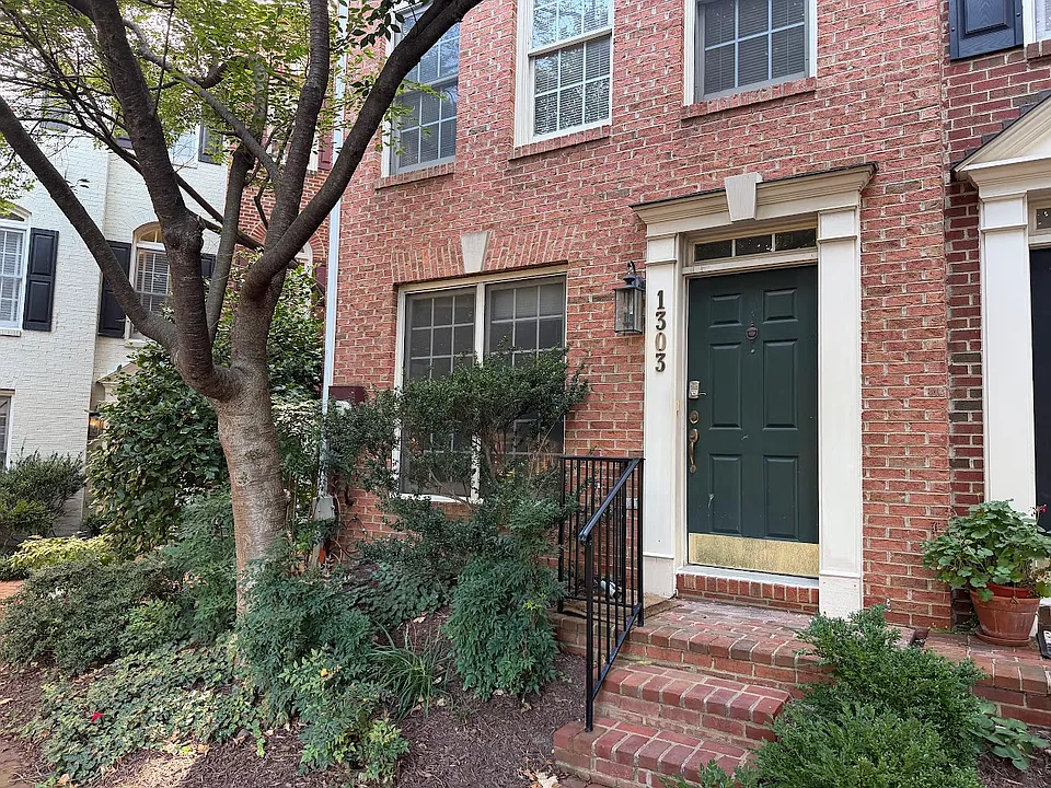 1303 Cameron Hill Ct