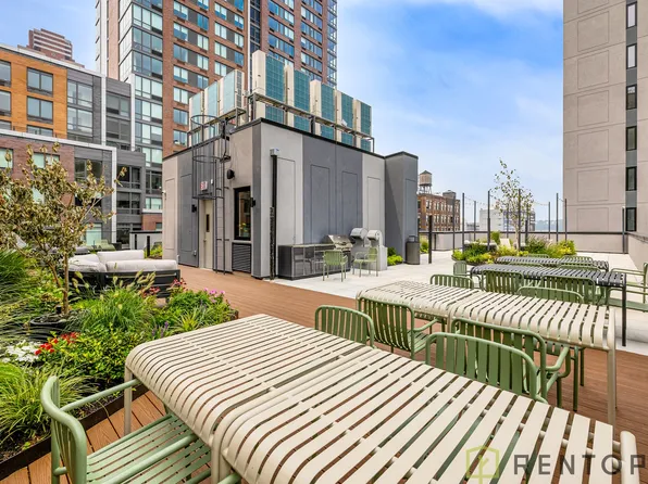 555 West 45th Street image 20 of 22