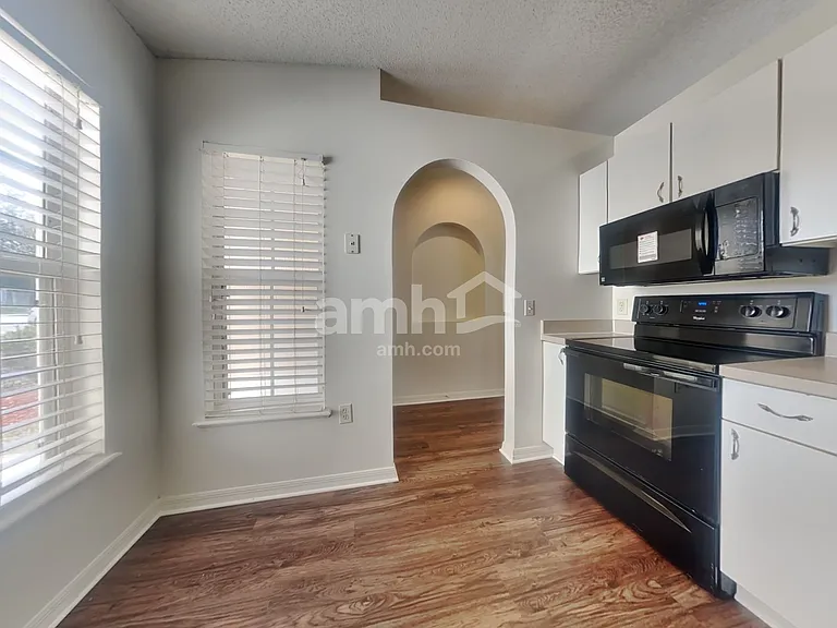 3460 Wentworth Cir W — Photo 6