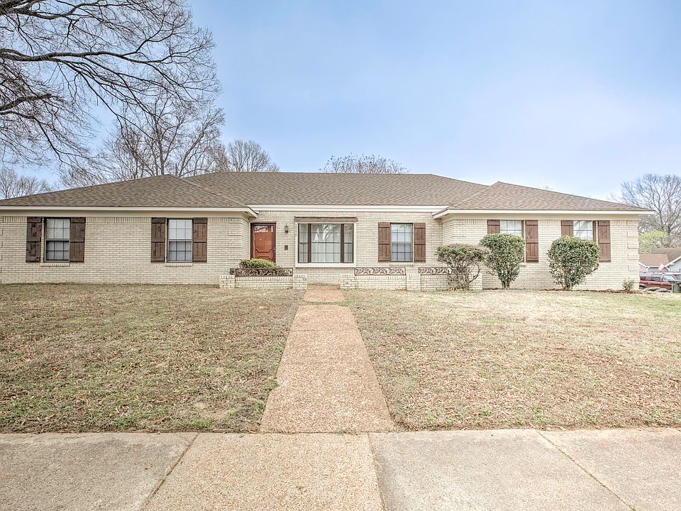 1st image of 2590 Surrey Wood Dr