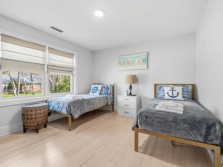 49 Beach Ave — Photo 32