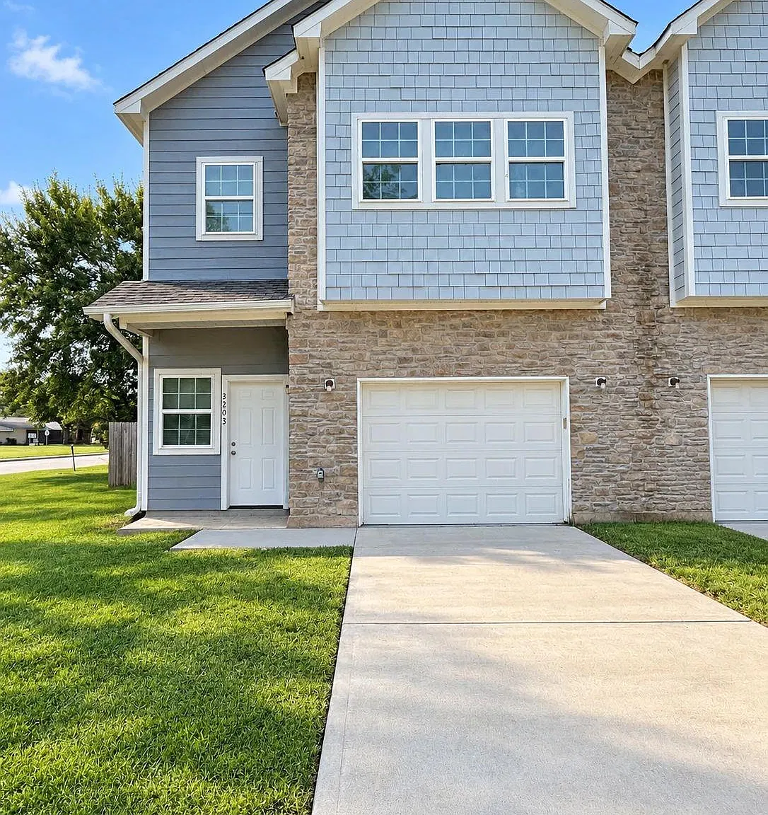 4 bed, 3.5 bath, 1855 sqft, $1,850 — Photo 1