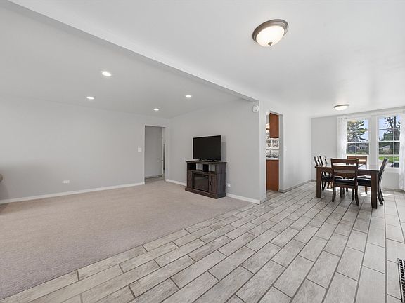 3rd image of 305 Circle Rd