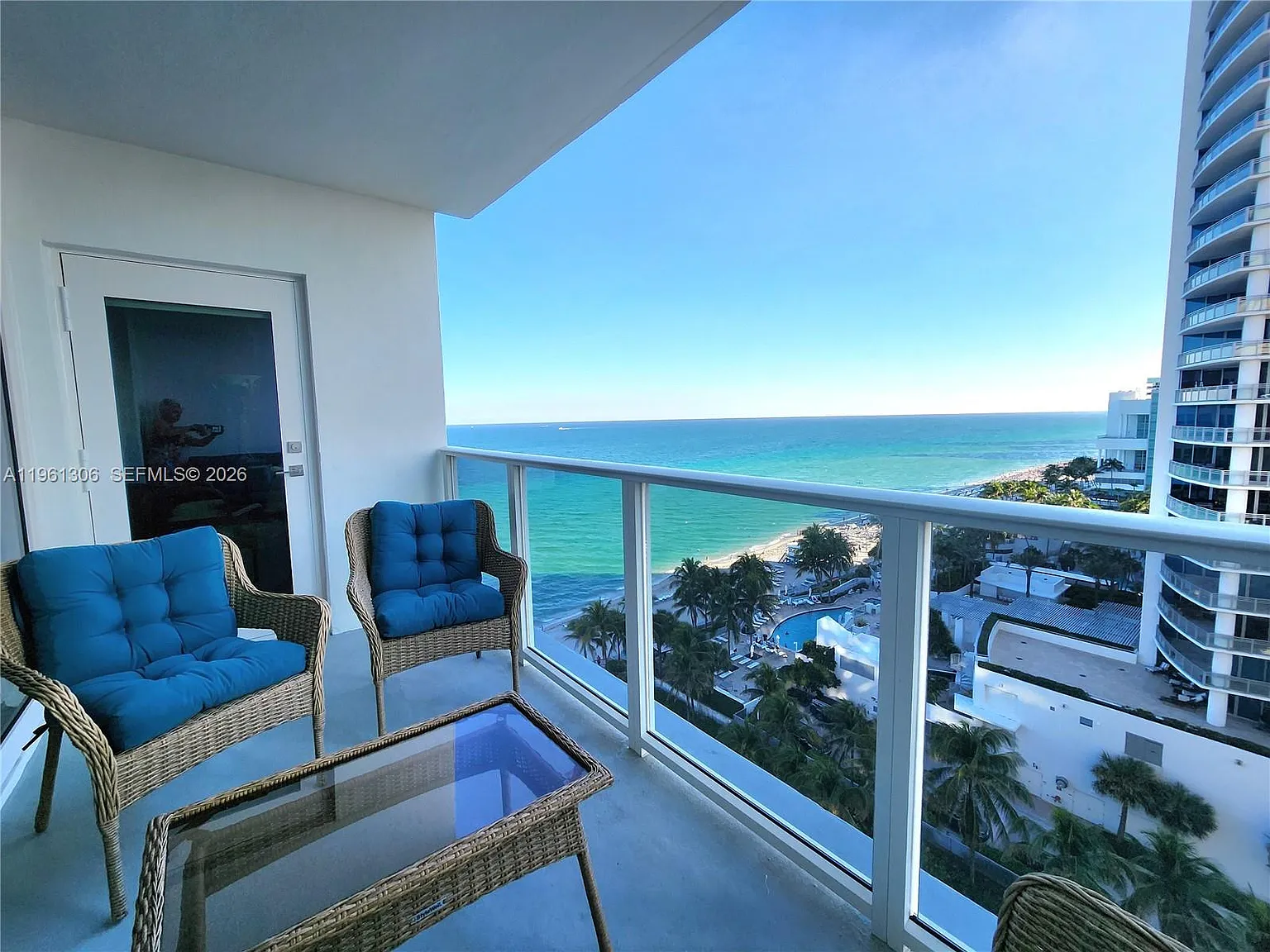Alexander Towers Condo — Photo 2