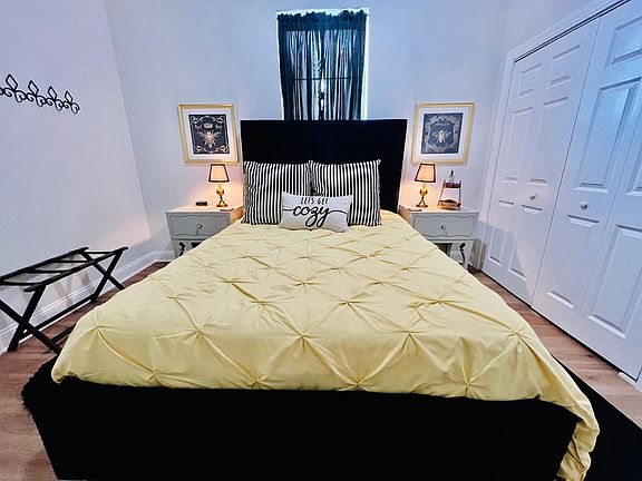 Cozy and comfortable queen size bed with excellent linens.