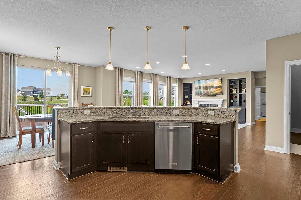 6 bed, 4246 sqft, $4,550 — Photo 4