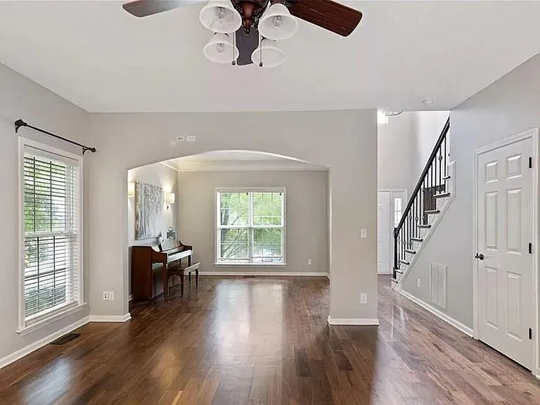 2804 Colmar Ln — Photo 6