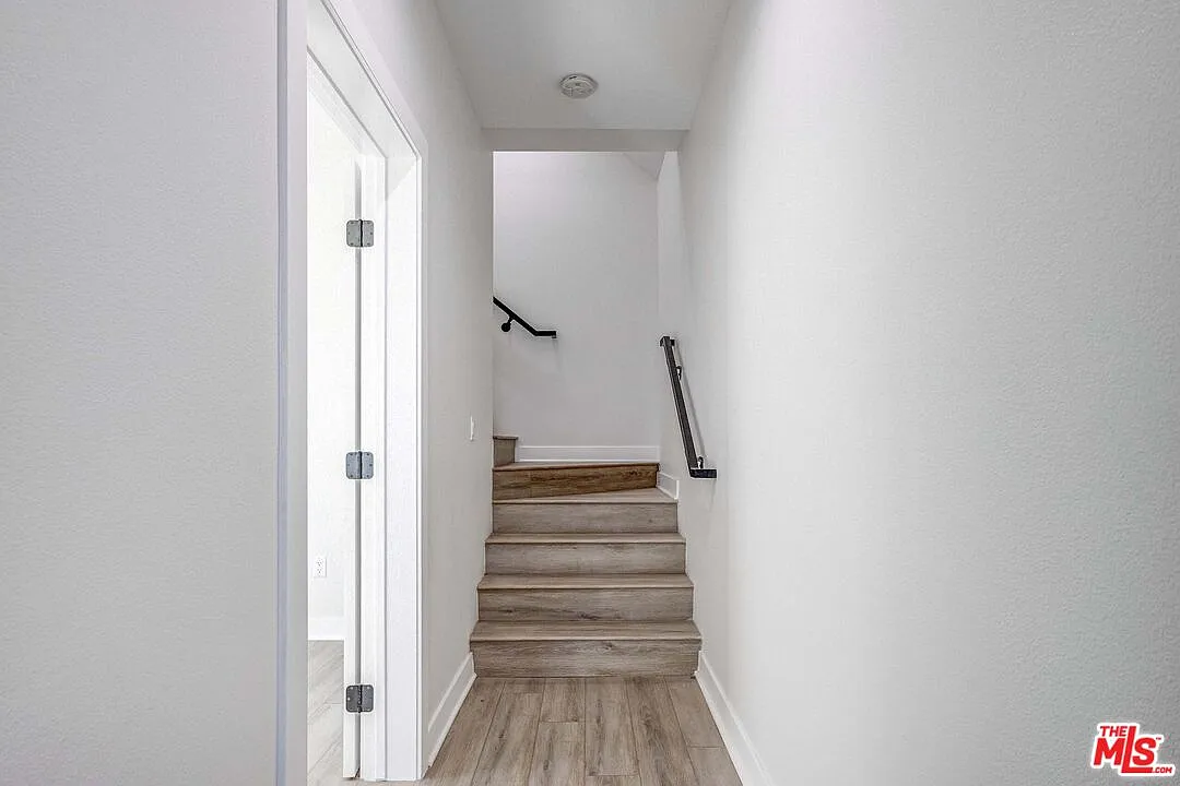 Building Photo - 624 W 83rd St #1/2