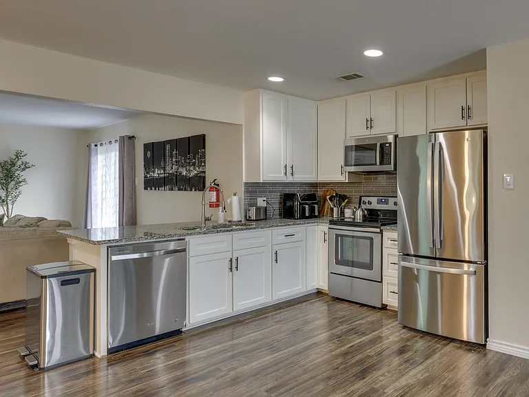 4002 Commonwealth Dr — Photo 2