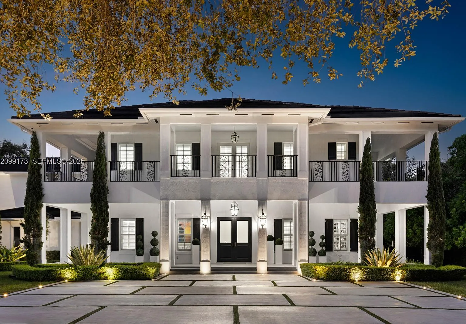 5 bed, 5.5 bath, 7481 sqft, $40,000 — Photo 2