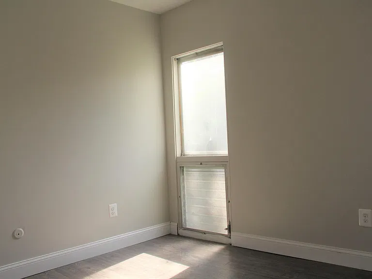 218 Centre Ave — Photo 13