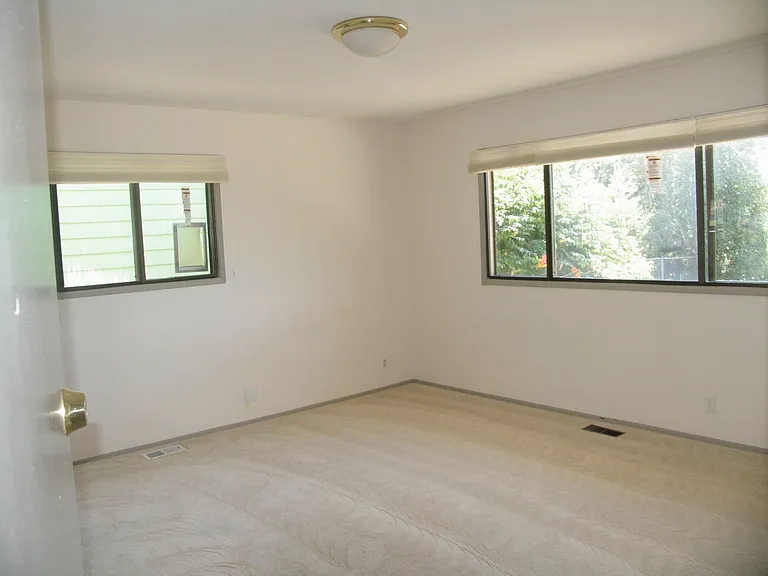 1154 NE Birchaire Ln — Photo 7
