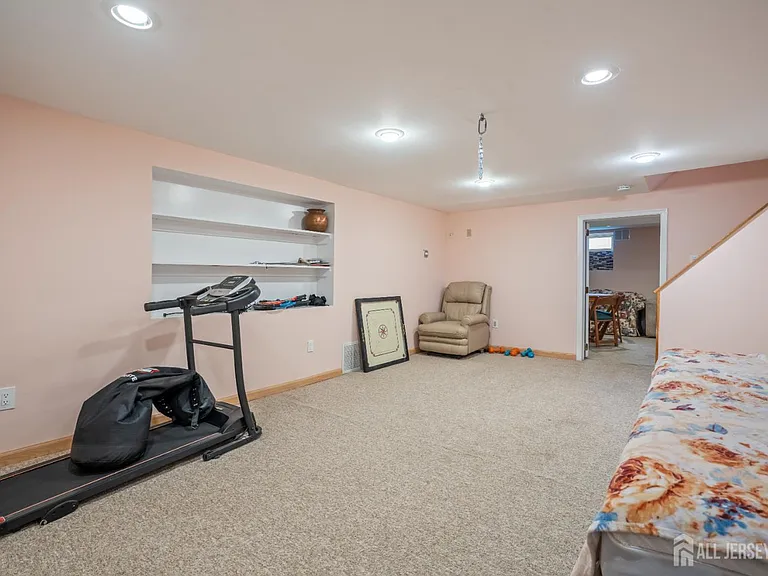 16 London Dr — Photo 25