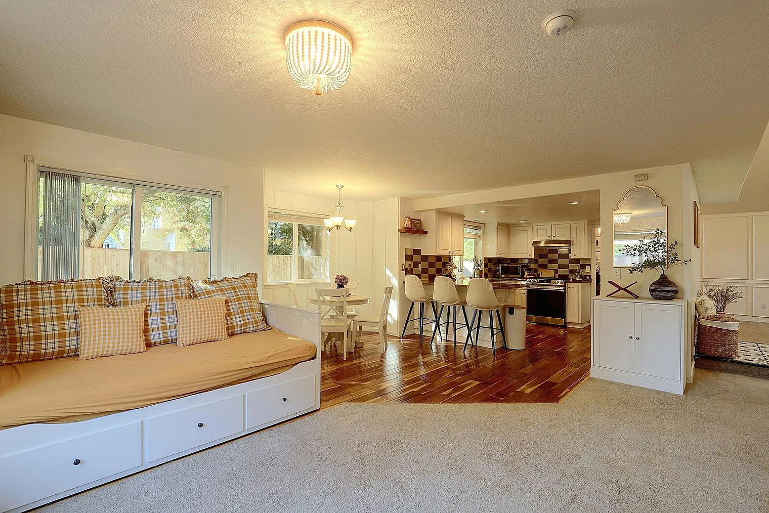 3 bed, 2.0 bath, 1937 sqft, $3,612 — Photo 3