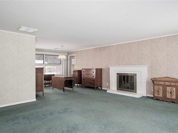 4th image of 210 Greenwood Dr