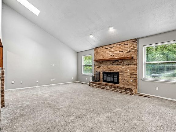 3rd image of 2107 Park Pl