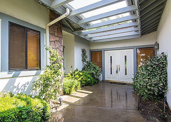 4th image of 24576 Peachland Ave