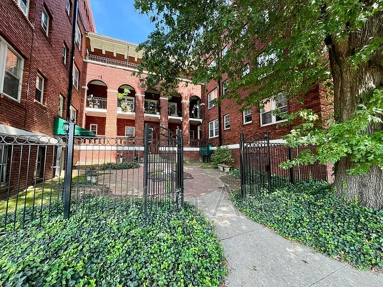 116 E Chestnut St #32 — Photo 25