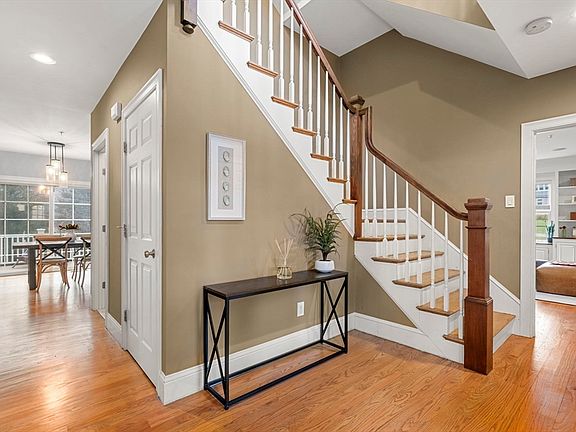 3rd image of 1 Livingston Ln