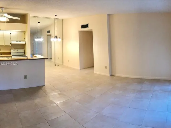 9674 S Belfort Cir #202, Fort Lauderdale, FL 33321