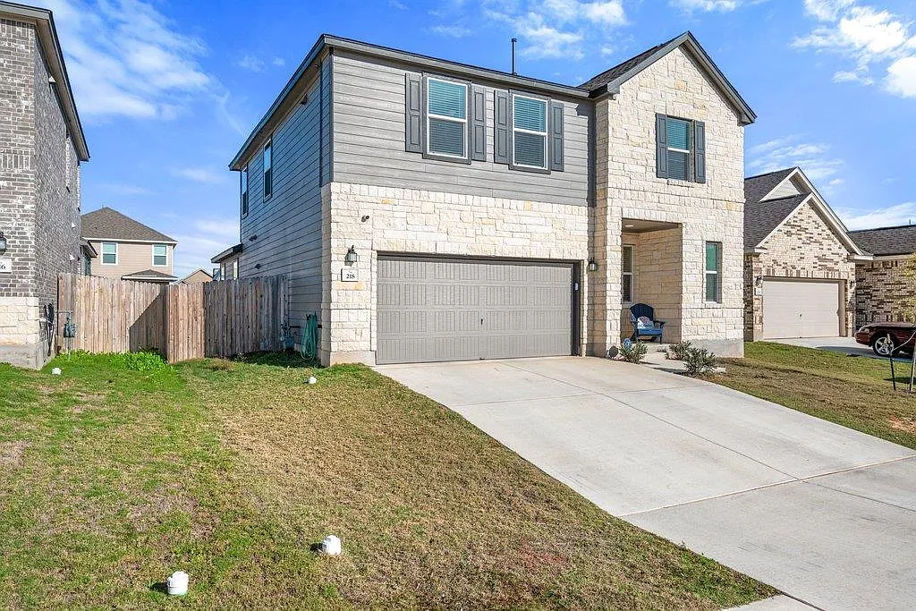 5 bed, 3.5 bath, 2556 sqft, $3,100 — Photo 2
