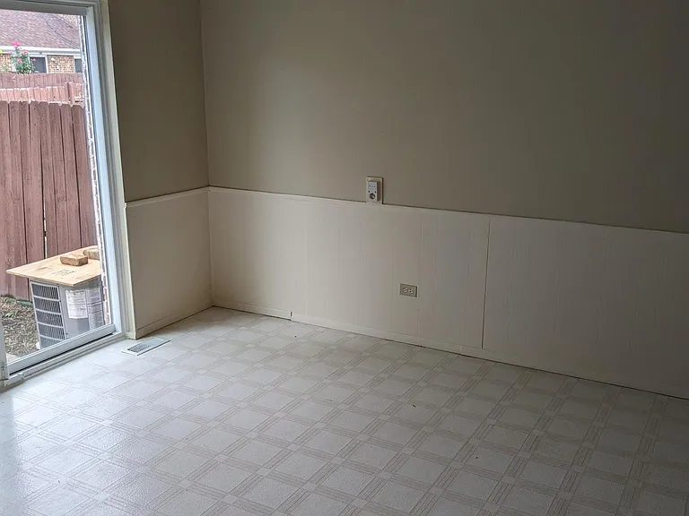 17W764 Standish Ln — Photo 10