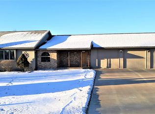 673 W Deer Creek Rd, Clinton, IA 52732