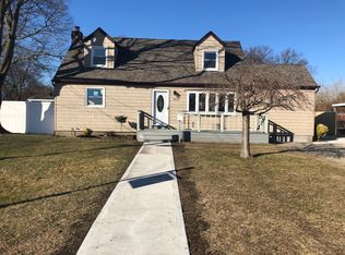 1070 Carll Dr, Bay Shore, NY 11706